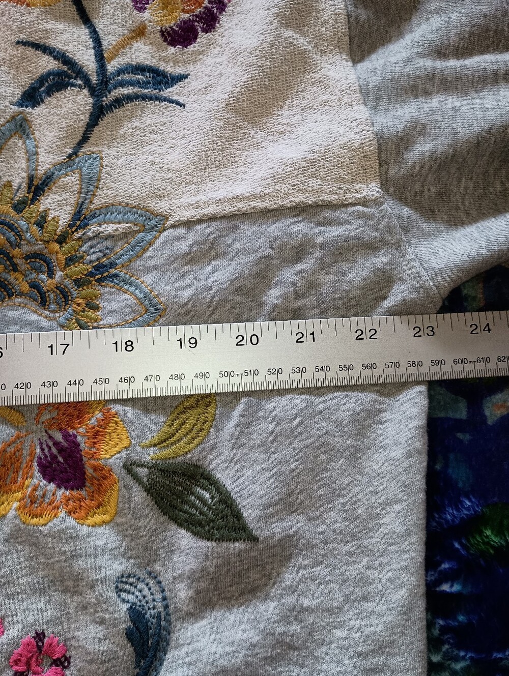 Nice sz L Johnny Was Vanessa Gray Floral Embroidered Relaxed Sweatshirt - Picture 5 of 8